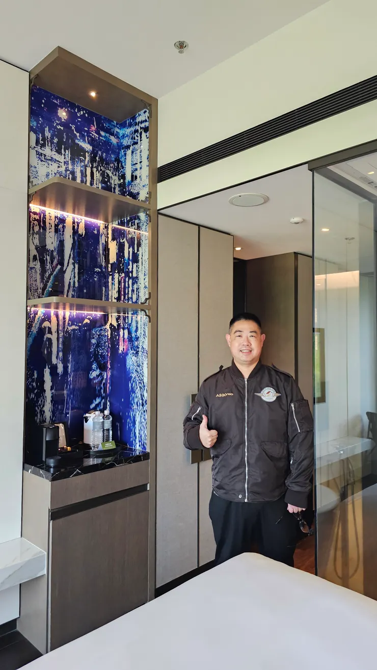 迷你吧的藍色花紋好好看!台北士林萬麗酒店真的美!