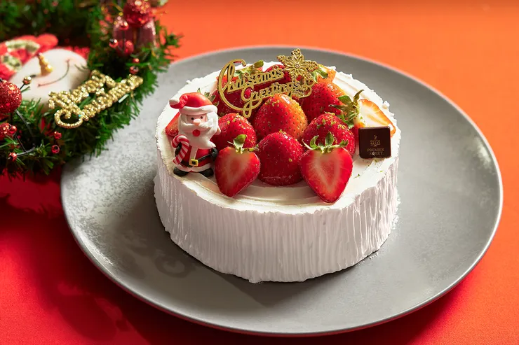 「草莓年輪鮮奶油蛋糕」選用北海道十勝鮮奶油搭配新鮮草莓，輕盈柔和。