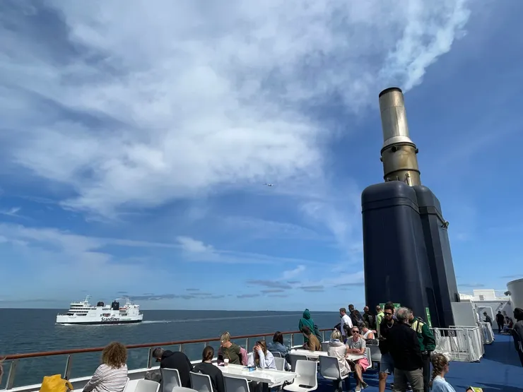 遊覽車開上船後，乘客也可以上船享受船上設施，有餐廳、遊樂場、商店、戶外區