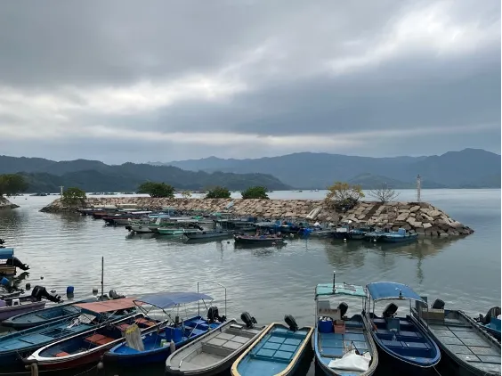 避風塘，天氣好的時候會變身為“鏡中鏡”