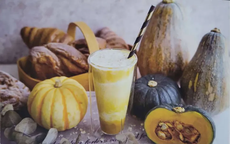 秋季早餐---南瓜高蛋白燕麥豆乳拿鐵 (圖片引自本書第194頁) 我很喜歡這張早餐照片的配色！