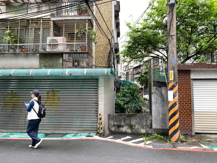 力行路8號、10號公寓之間,藏著大坪林圳西幹線水路