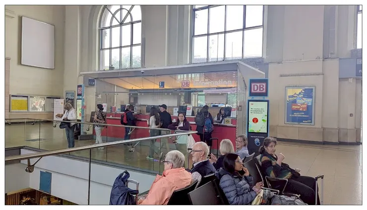 車站就是絡繹不絕的遊客