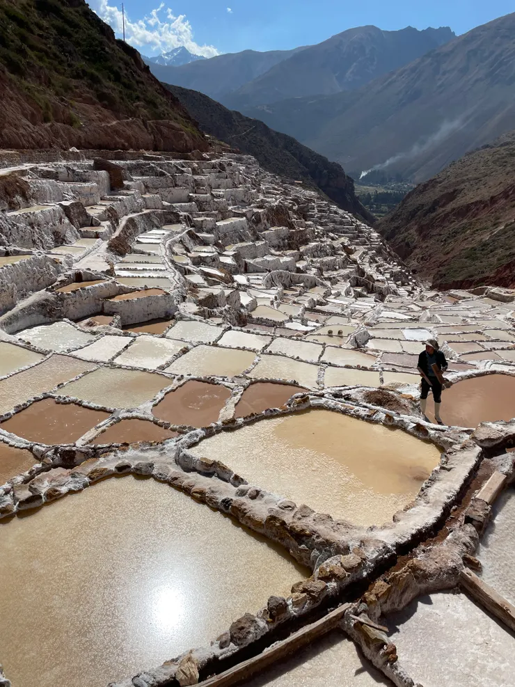 當地人在採集鹽的結晶