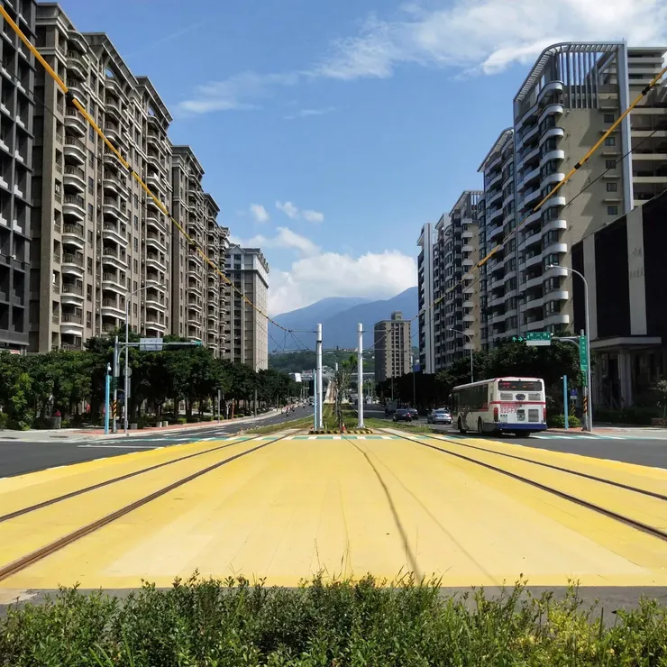 輕軌路面軌道(霉女拍攝)