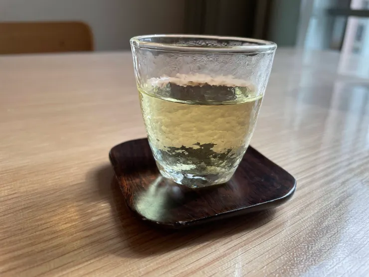 盛夏時，我也喜歡用玻璃杯品飲清心的龍井茶。（作者拍攝）