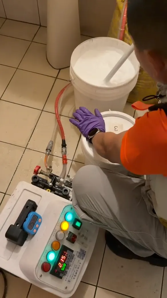 雅銳師傅進行水管保壓測試中