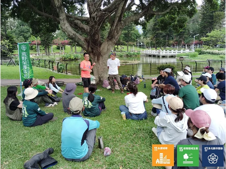 尾聲的分享時間,大夥兒主動分享今天各自的所見所感,那種累歸累,卻又知道「嘿!咱又一起完成了些甚麼了呢~~」的畫面看起來最是迷人療癒