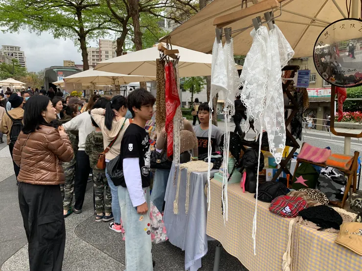 夢夢：有服飾、毛線織品、蛋糕、銀飾、娃娃…