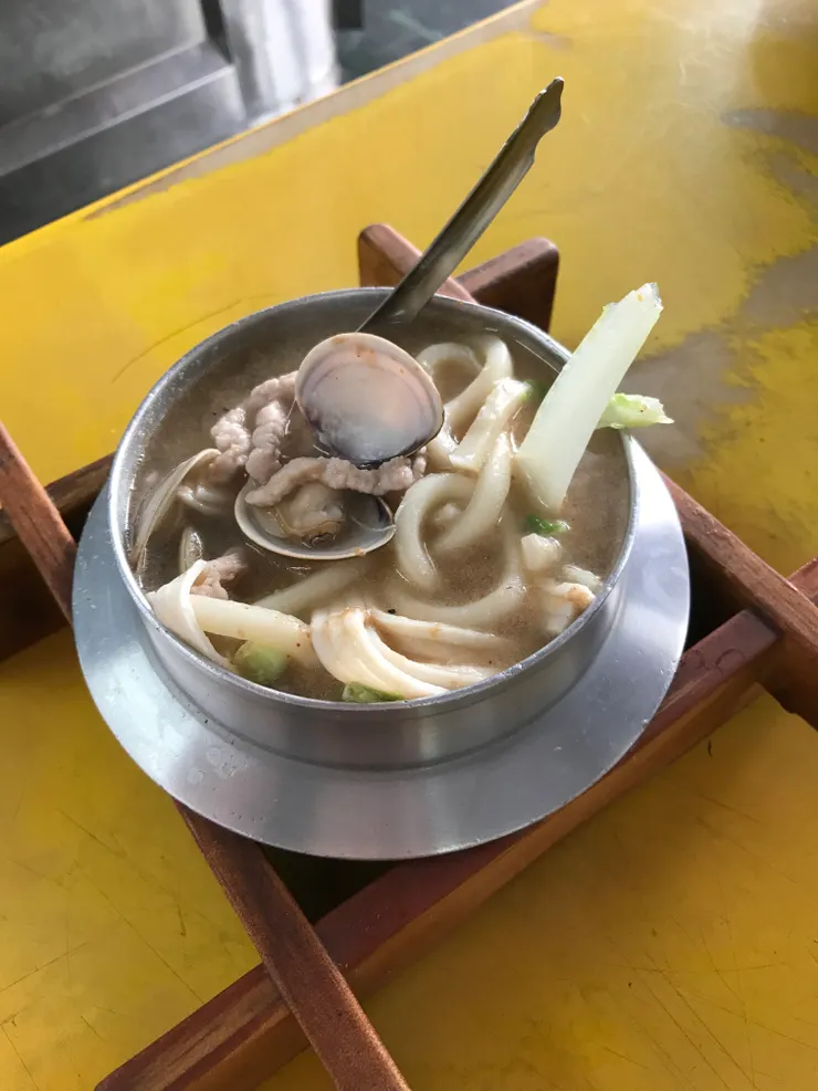 鍋燒麵，用我小時候常見的鍋燒麵容器裝著