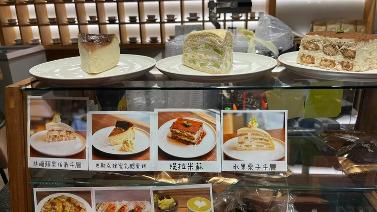 乳酪蛋糕、提拉米蘇、千層雖是完全不同種類的蛋糕，看起來都很美味。