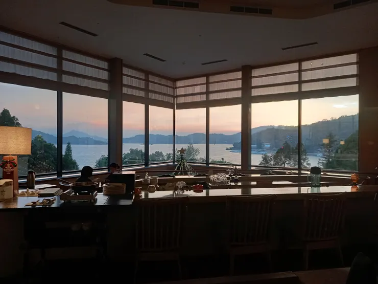 日月潭雲品酒店大廳酒吧美到爆!湖景與夕陽一次擁有!