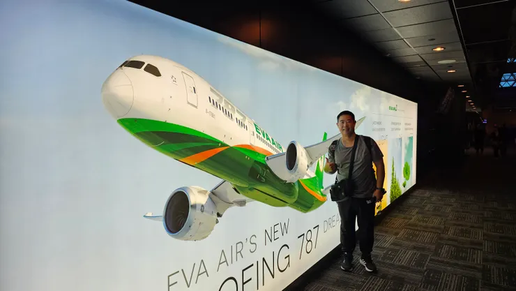 我在桃機二航長榮航空貴賓室外和長榮波音787客機燈箱合影留念!