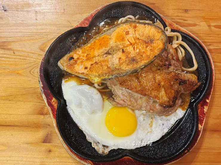 鮭魚排本身油脂豐富還行，雞腿排肉稍乾，吃前可以翻一下用醬汁潤濕