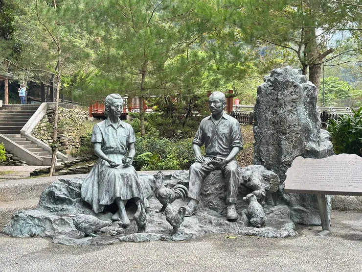 張學良與第二任妻子趙一荻雕像