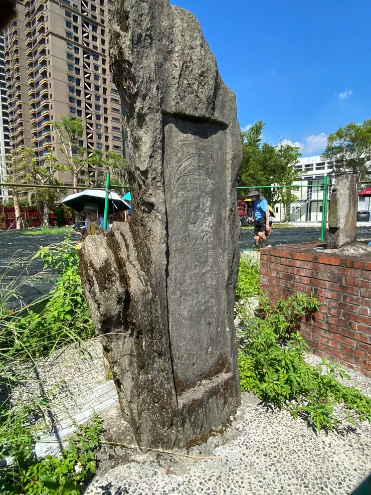 忠魂碑，上面的文字已被抹掉