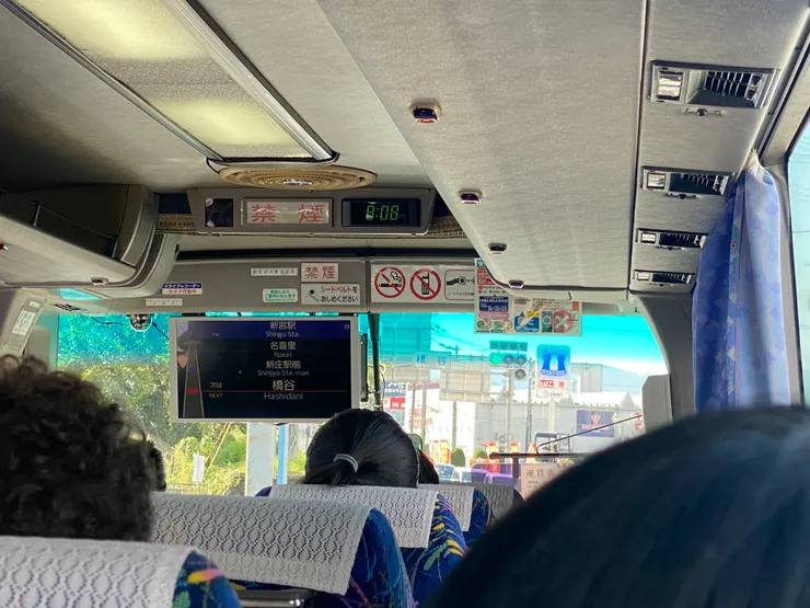 搭巴士前往滝尻