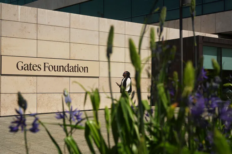 比爾·蓋茲將在未來 20 年間透過基金會捐出他幾近全部的財產，到了 2045 年底蓋茲基金會也將全部結束。