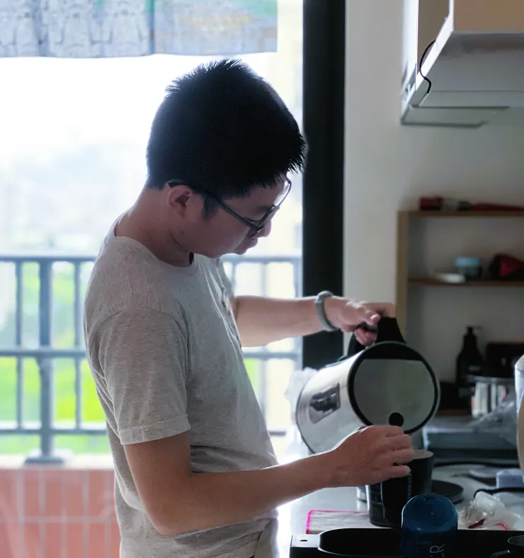 非本人，出賣一下老弟XD