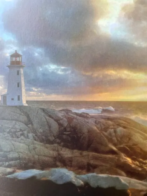 Peggy’s Cove 的海浪和燈塔美麗如畫，難怪著名的芬蘭藝術家 William E. deGarthe 選擇在這裡定居。（照片來源：Stella’s Pocket Book)
