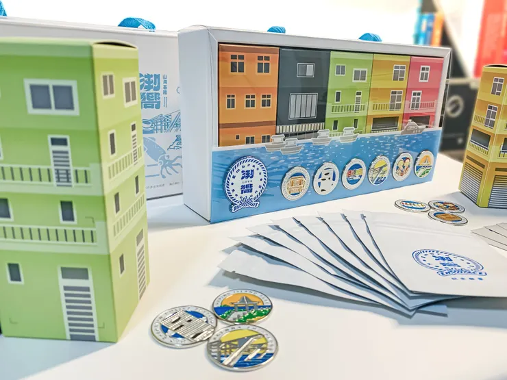 正濱色彩屋和徽章組收藏禮盒：結合地方文化x旅遊體驗x收集樂趣，打造屬於正濱的創生紀念品。圖/委託行街區提供