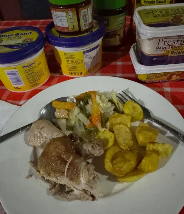 簡單的晚餐，熱熱的，可以果腹。配上我們同伴帶的鹽酥雞胡椒鹽!!!(完美)