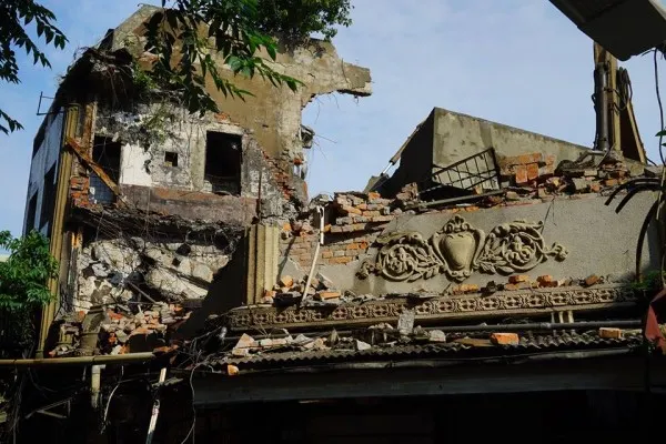 台北萬華寶斗里公娼寮「清雲閣」已被暫列古蹟，地主竟在清晨火速強拆。圖／風傳媒。