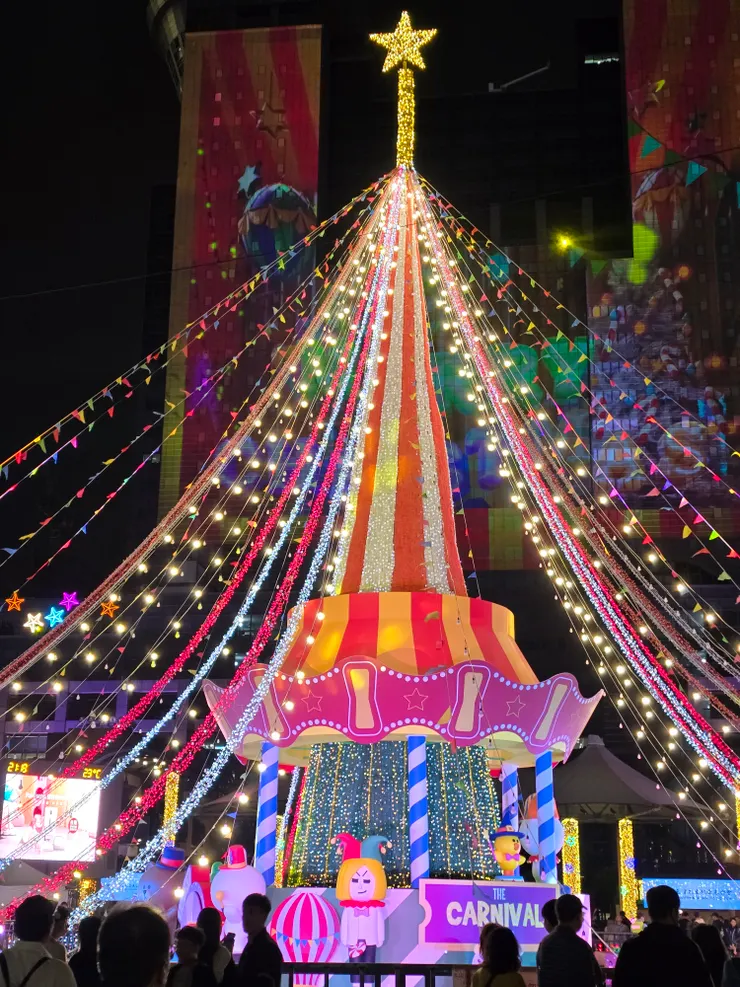 今年的耶誕樹好美！