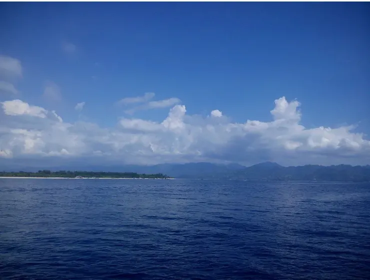 潛水完小歇時的海天美景，令人心曠神怡