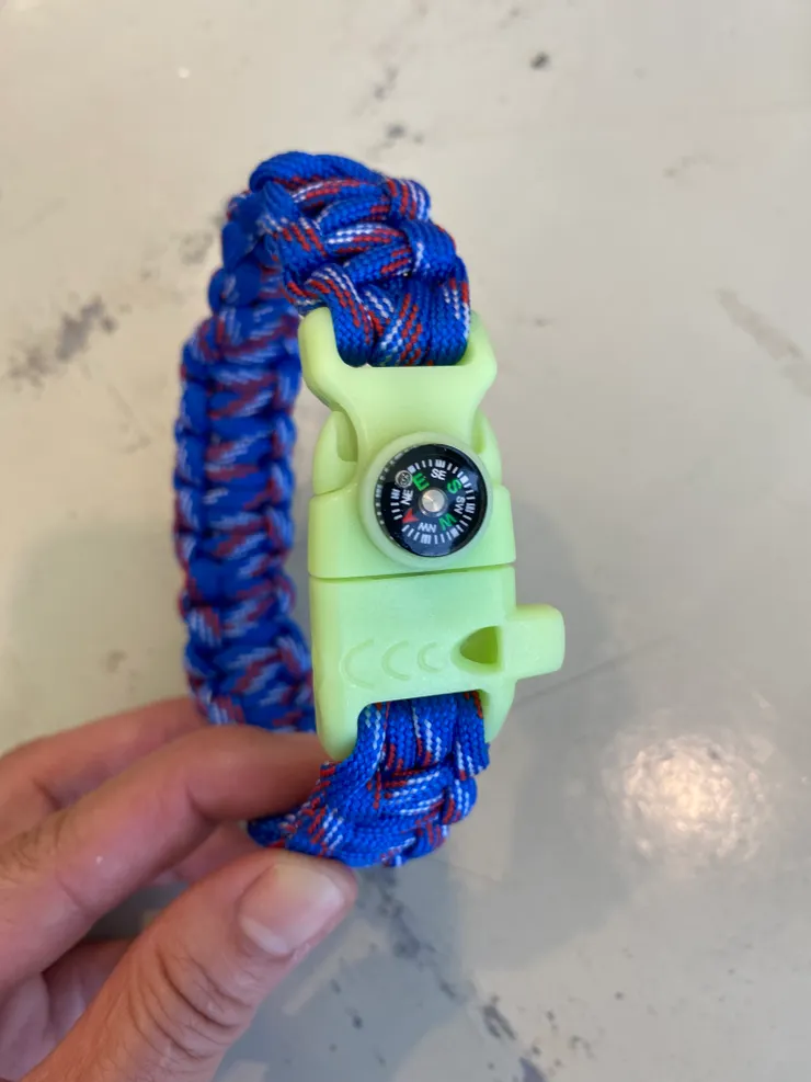 有指南針跟打火石的救生手環