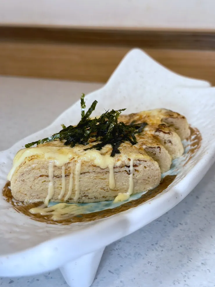 層層煎疊的玉子燒，搭配海苔絲與美乃滋非常對味。