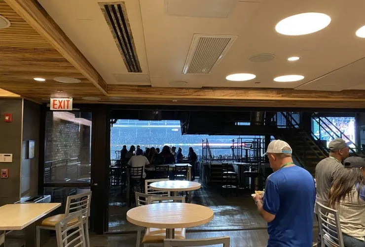 這家可以看大聯盟球賽的民居，居然已經改建成有模有樣的餐廳 (由內往外看)