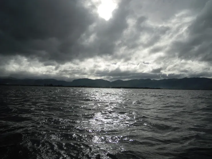 雲層真的很低,8月了在這裡居然會冷
