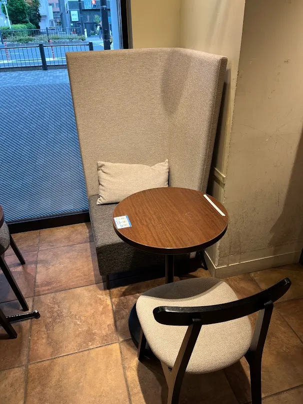 部分座位長這樣，椅背高的很搞笑。