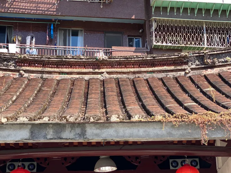 燕尾翹脊、細緻的剪黏及柳條磚裝飾