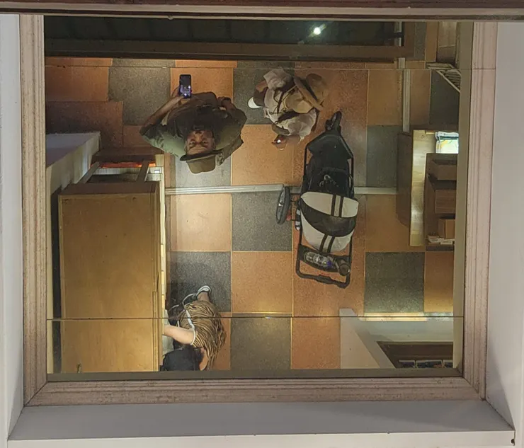 在等電梯時，我、夫人與碰吉同時看向天花板。