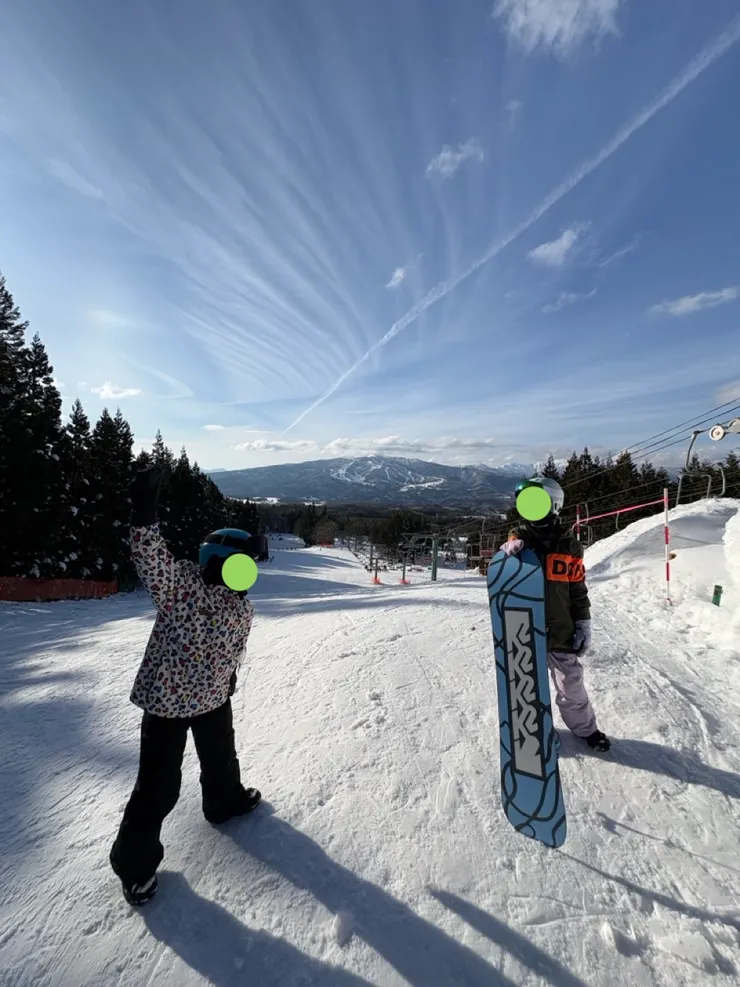 郡上ヴァカンス村スキー場。兒子不怕摔,自然而然做出「直板下、打平」的階梯動作,真是後生可畏。