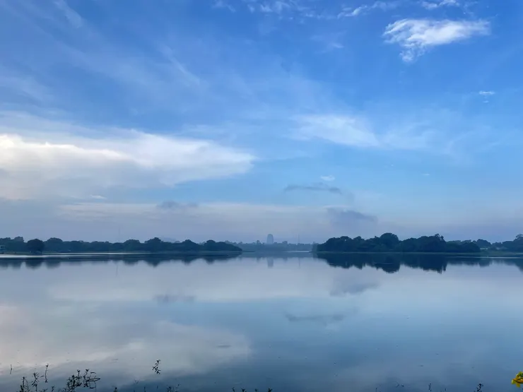 平靜的茵雅湖水