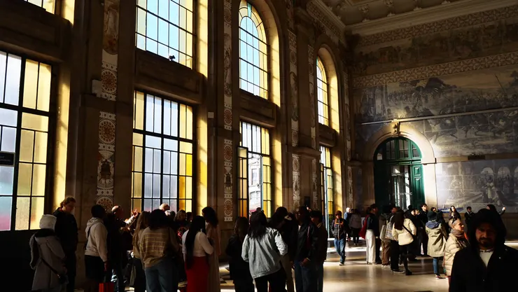 透過高窗灑落的光線