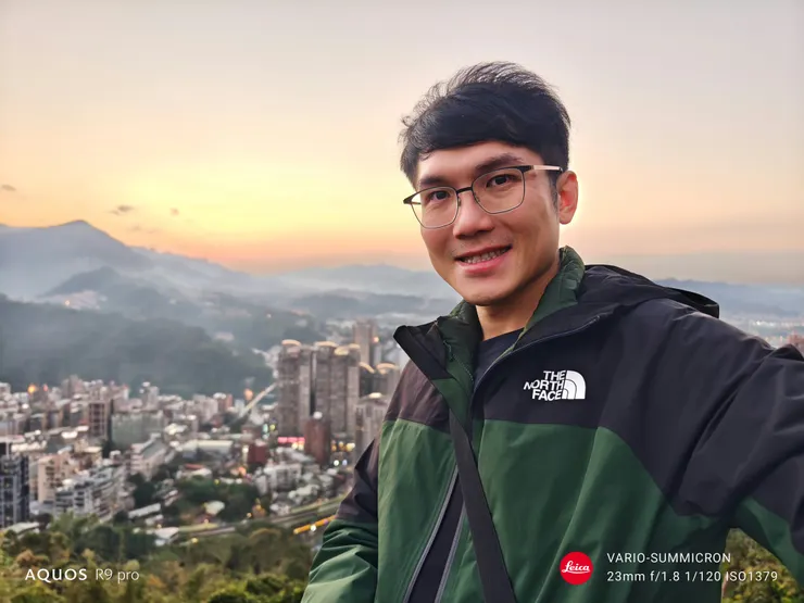 小獅山觀景台與暮色合照。得益於獨立快門鍵,SHARP AQUOS R9 pro是一台很方便用畫質最好的標準鏡自拍的手機,效果很自然呢!(SHARP AQUOS R9 pro,23mm)