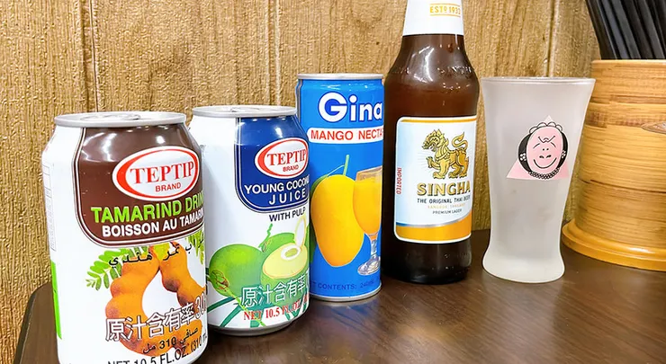 夏天小館提供的泰國原裝罐裝飲料，包含 Teptip 羅望子汁、椰子水及勝獅啤酒。
