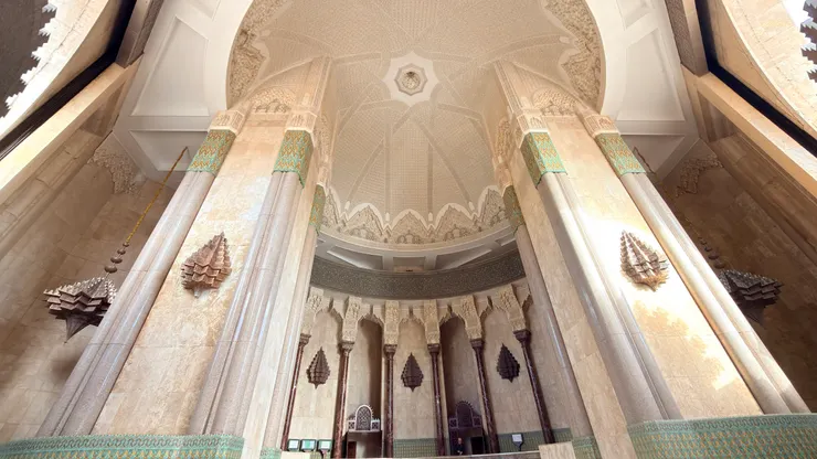 圓形穹頂和牆上金屬稜角成對比