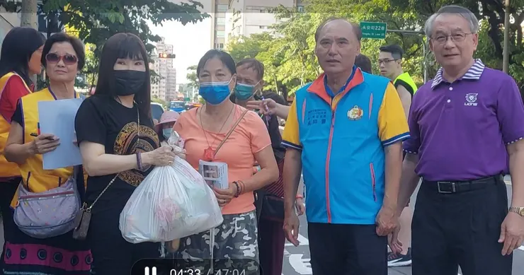 (右一 )第一專區秘書汪貴勳(右二) 第一專區主席吳祥豐(右三) 菁麗景獅子會李菁菁會長(右四 )建國獅子會劉大智會長
