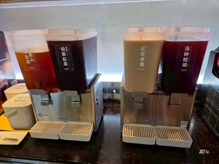 這四種給一個特寫,紅茶拿鐵、伯爵紅茶我的最愛,同桌友人很愛洛神輕檸。