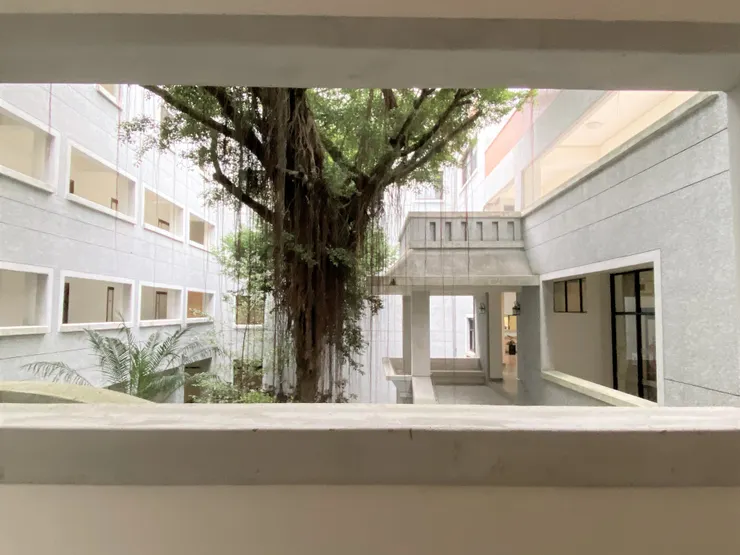 以許多廊道串連各個空間，在廊道間遊走，景象層次豐富、千變萬化十分有趣