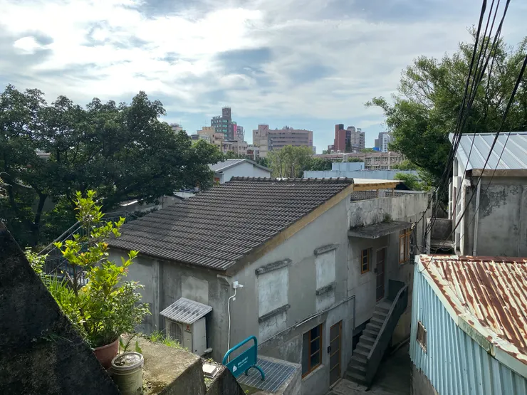 各種不同材質高高低低的屋頂和長長短短的階梯（拍攝日期：2025/7）