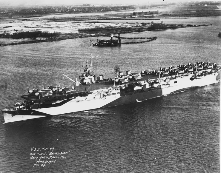 1944年3月2日,賓州費城海軍造船廠附近特拉華河上的「巴丹號」航空母艦,「巴丹號」於這一天啟程前往太平洋。