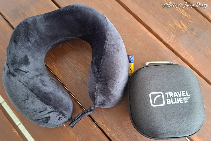 ▲【Travel Blue 藍旅】寧靜頸枕同色套組-黑色/圖片來源：Betty's Jump Diary