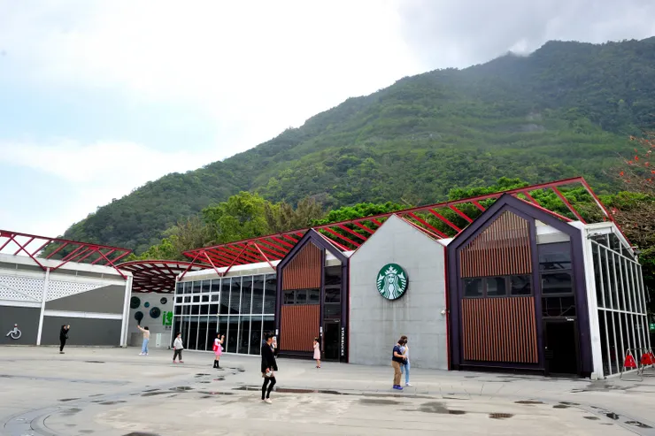 【爾祥領頭去吃蝦紅素冰淇淋,小憩在和平花旁星巴克廣場。DAKA園區怎麼回事?有興趣的看官請自行google。】