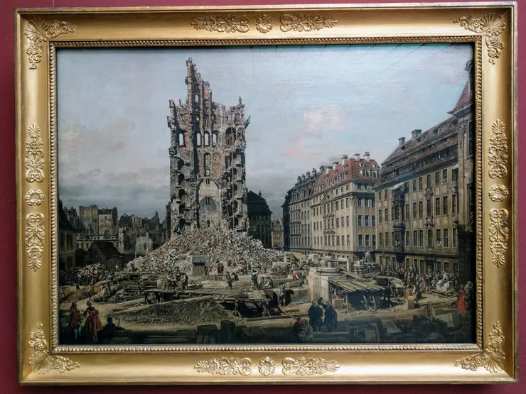 《德勒斯登前十字教堂的廢墟》Die Trümmer der ehemaligen Kreuzkirche zu Dresden Bellotto, Bernardo, gen. Canaletto (1722-1780)： 1760年，七年戰爭期間，普魯士軍隊砲擊了當時被奧地利佔領的德勒斯登。在畫面左側背景中，我們可以看到被摧毀的房屋。十字教堂的中殿也被燒毀。塔樓雖然受損，但最初仍然屹立不倒，但1765年的暴雨破壞了地基，導致一半塔樓倒塌。貝洛託的畫作展現了塔樓廢墟被拆除的場景。－引自網路
